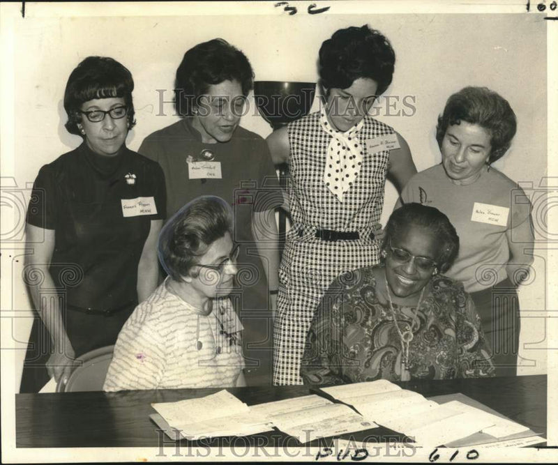 Load image into Gallery viewer, 1969 Press Photo Leaders of the Women in Community Service at Church House
