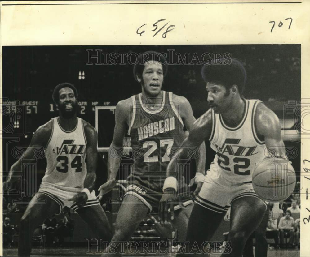 1976 Press Photo Basketball - Nate Williams looking for open man during the game- Historic Images