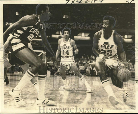 1975 Press Photo Basketball - Jazz & Cleveland players in NBA game at Superdome- Historic Images