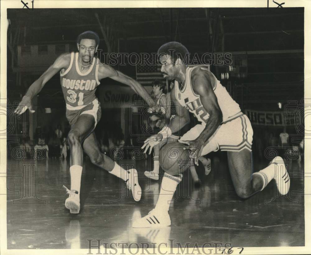 1975 Press Photo Basketball - Jazz&#39; Nate Williams runs past Houston player- Historic Images