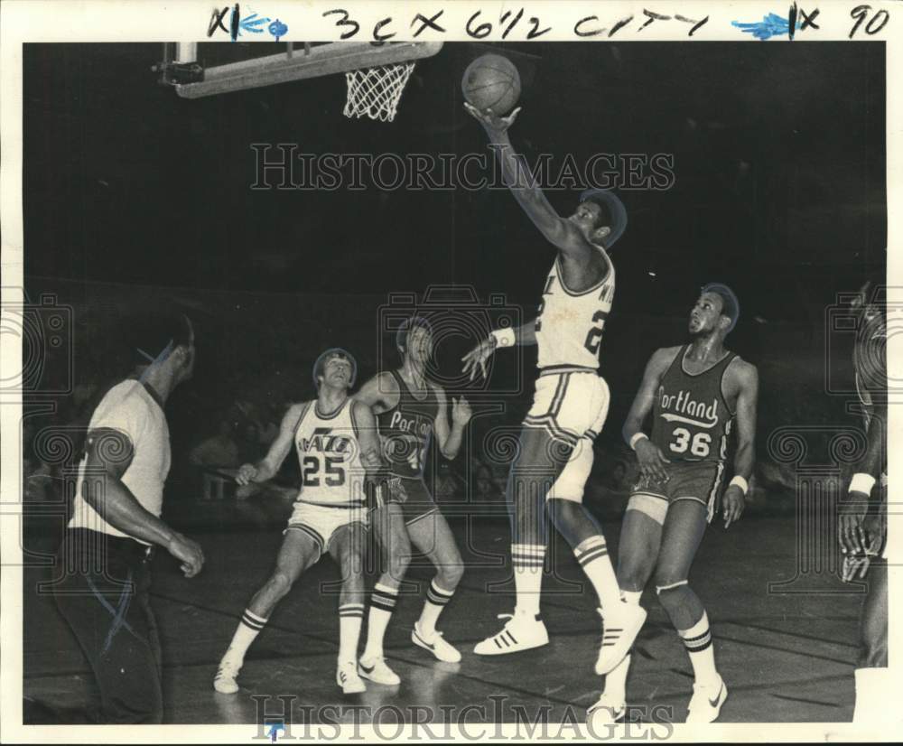 1975 Press Photo Basketball - Jazz against Portland players during the game- Historic Images