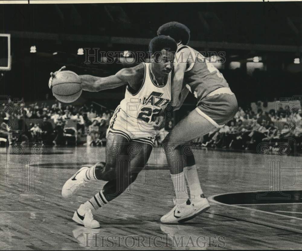 1975 Press Photo Basketball - Nate Williams provide offense against player- Historic Images