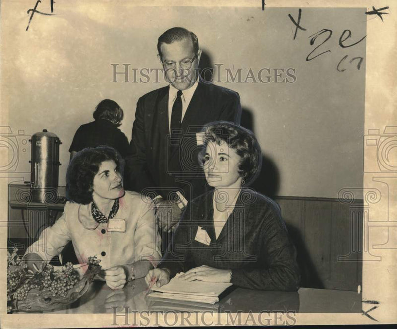 Load image into Gallery viewer, 1966 Press Photo League of Women Voters of New Orleans members during meeting
