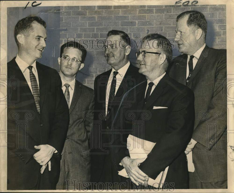 Load image into Gallery viewer, 1964 Press Photo Reverend Stewart Yandle and New Orleans Presbytery members
