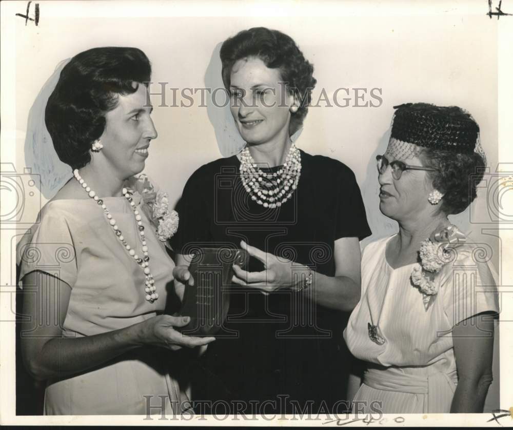 1962 Press Photo Southern Bell Wives&#39; awards Elise Yancovich &quot;Woman of the Year&quot;