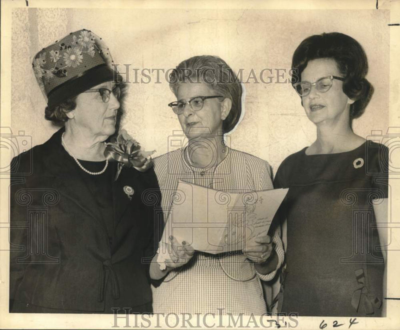 Load image into Gallery viewer, 1966 Press Photo Louisiana Garden Club Federation participants at meeting

