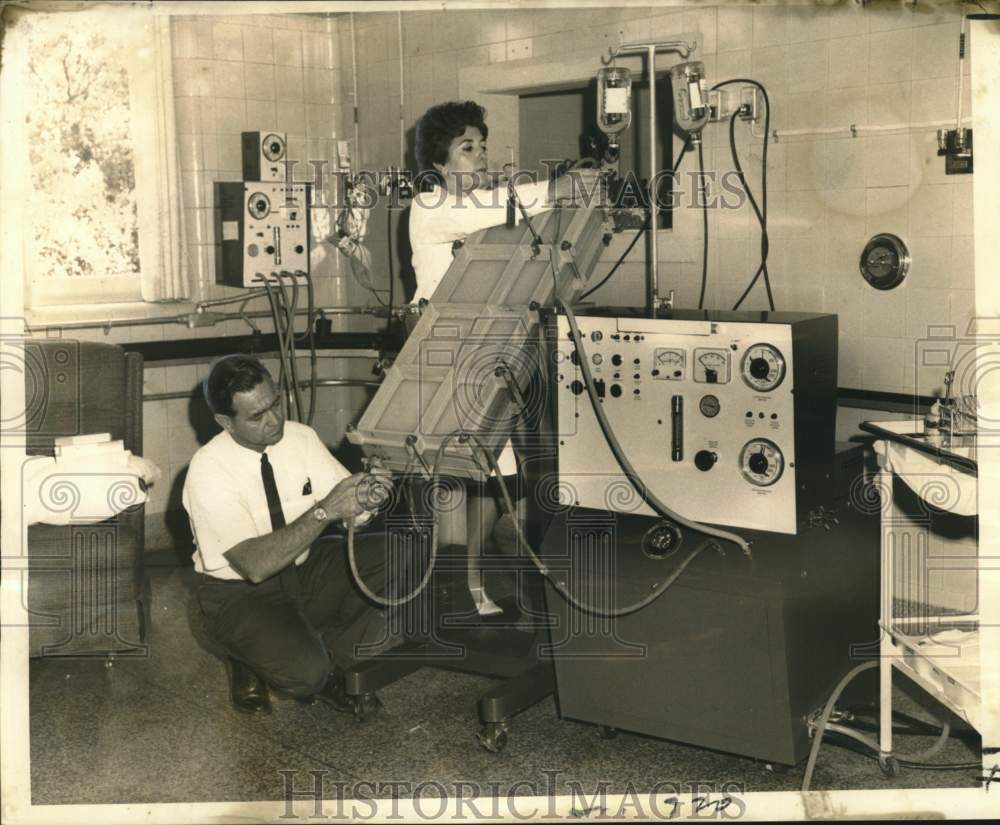 1968 Press Photo Al Yeager and wife Joyce set up Artificial Kidney Unit at Home