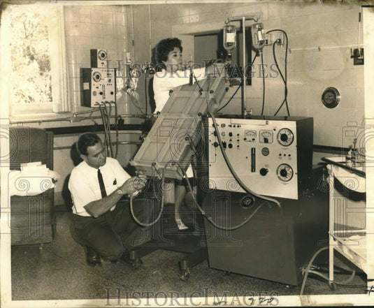 1968 Press Photo Al Yeager and wife Joyce set up Artificial Kidney Unit at Home