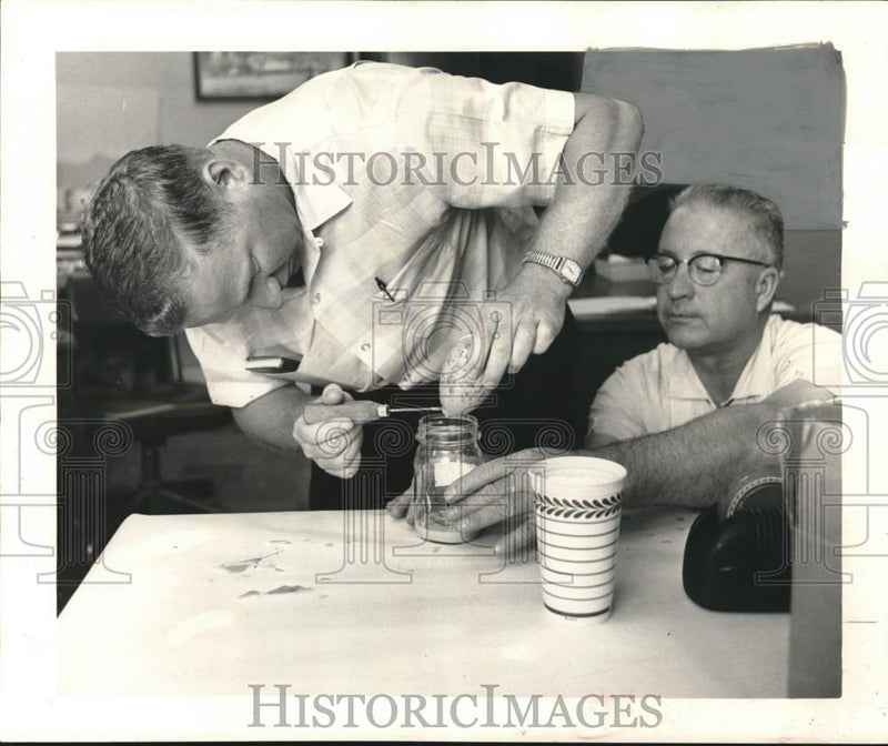 Load image into Gallery viewer, 1963 Press Photo C. E. Knowder, E. G. Wellein, Department of Interior Scientists
