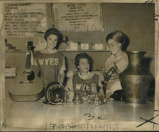 1968 Press Photo Mrs. Norton England III and Volunteers with WYES-TV Donations