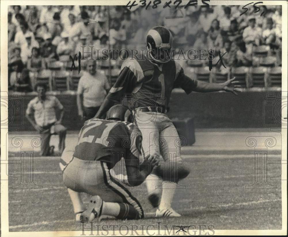 1977 Press Photo Football Player Rafael Septien during Kickoff of Game- Historic Images