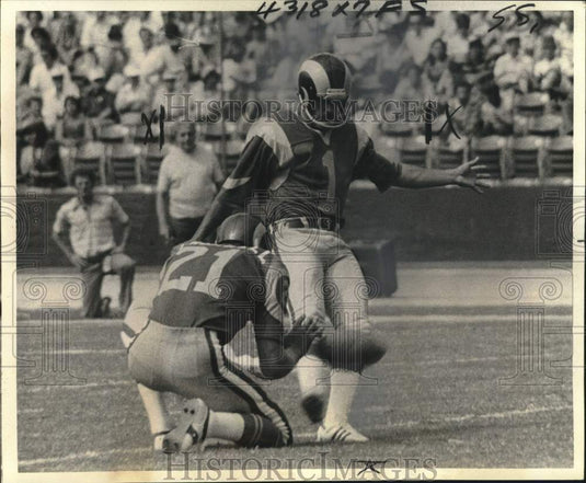 1977 Press Photo Football Player Rafael Septien during Kickoff of Game- Historic Images