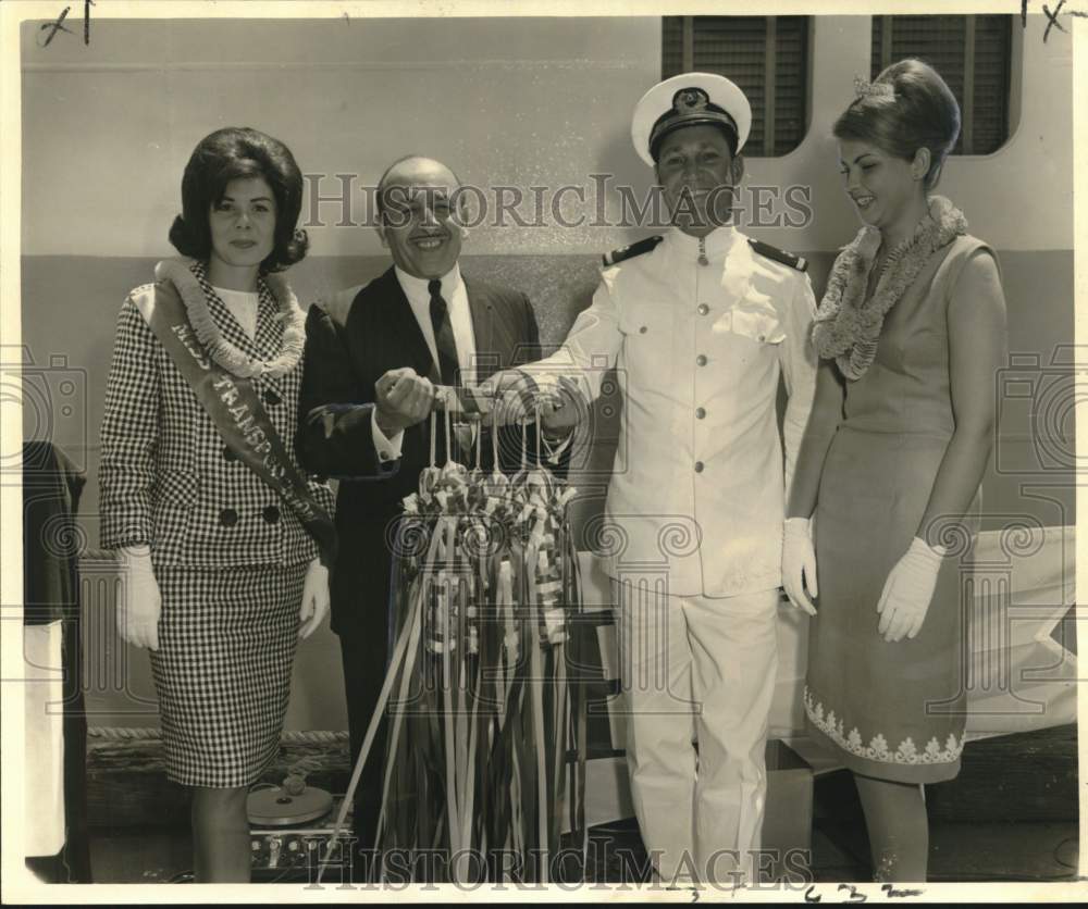 1964 Press Photo Mayor Victor H. Schiro with Guests at SS Del Sud Expedition