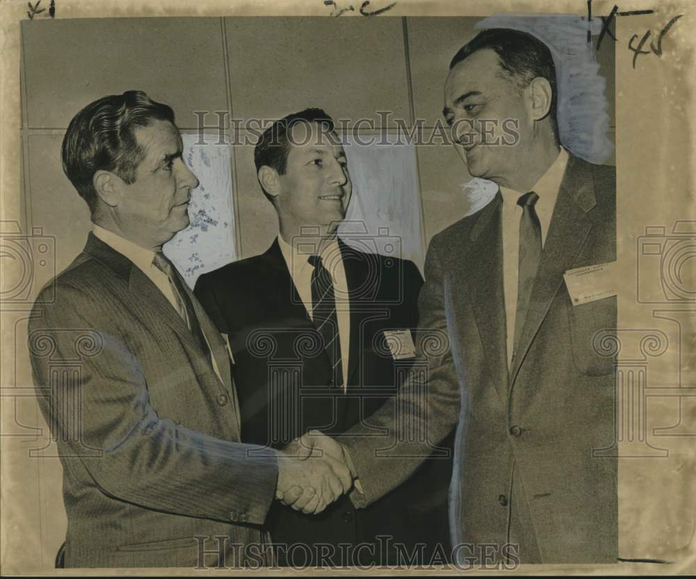 1963 Press Photo Waller Young with Safety Council members at conference.