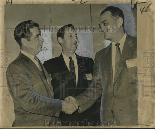 1963 Press Photo Waller Young with Safety Council members at conference.