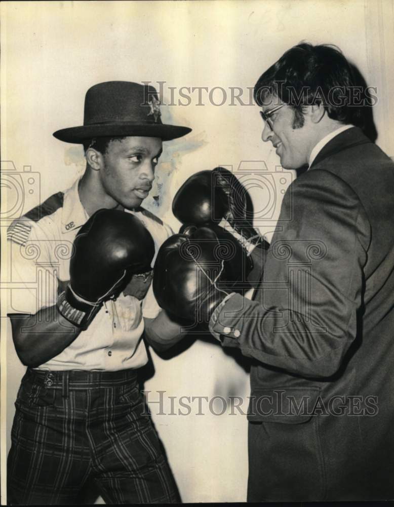 1974 Press Photo Boxer Clyde Washington with Fight Promoter Mike Cusimano- Historic Images