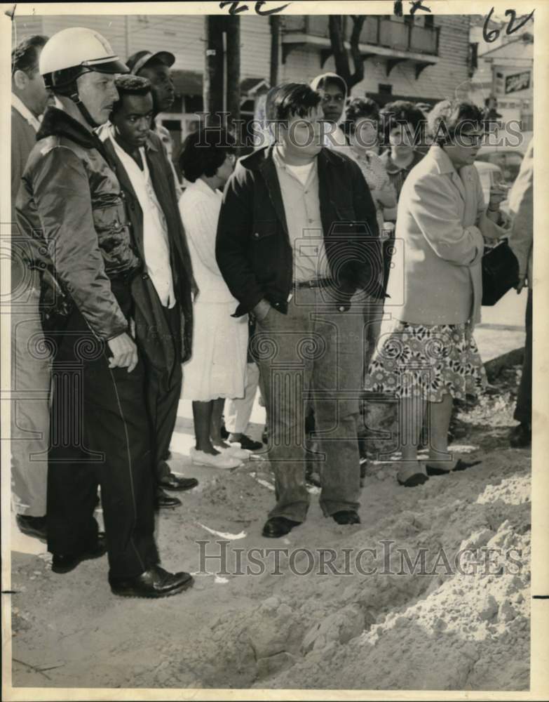 1965 Press Photo Albert M. Ward and Policeman at 2000 Canal Street after Tragedy- Historic Images