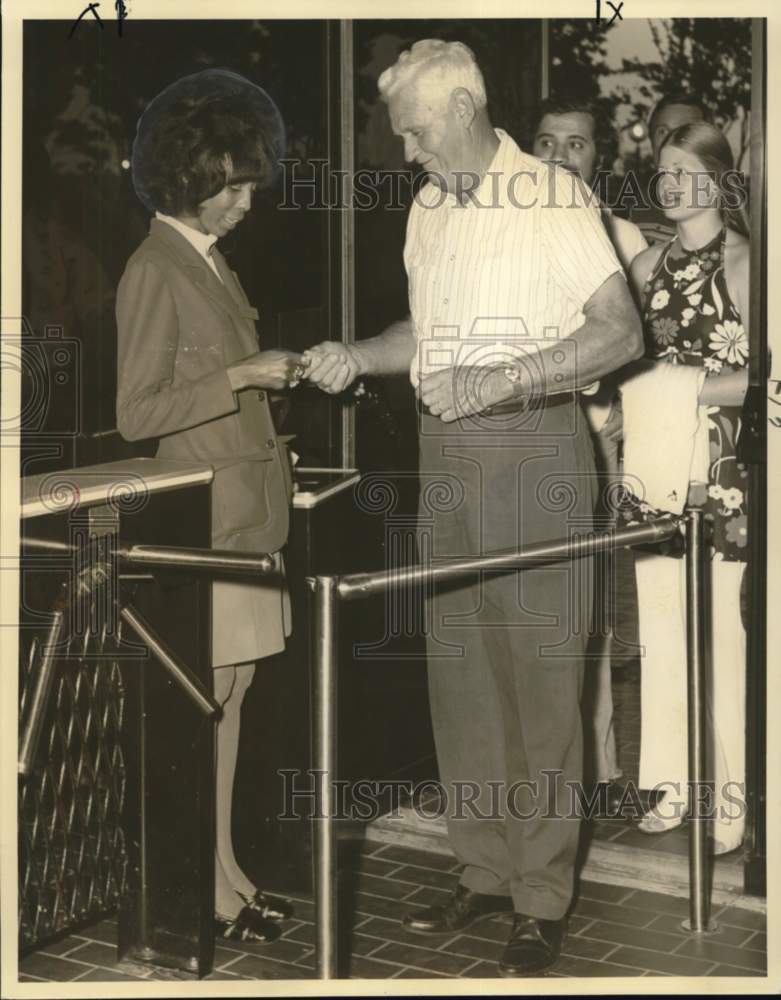 1976 Press Photo Edwin Whiteman, 500,000th Jazz Fan at Superdome Ticket Entrance- Historic Images