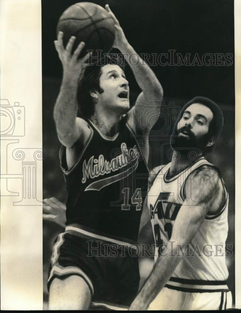 1975 Press Photo Milwaukee Basketball Guard Jon McGlocklin against Jazz Game- Historic Images