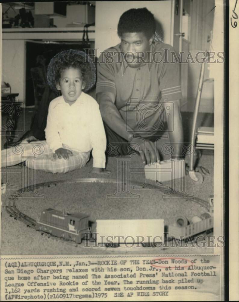 1975 Press Photo San Diego Chargers&#39; Don Woods relaxes with son, Don, Jr.- Historic Images