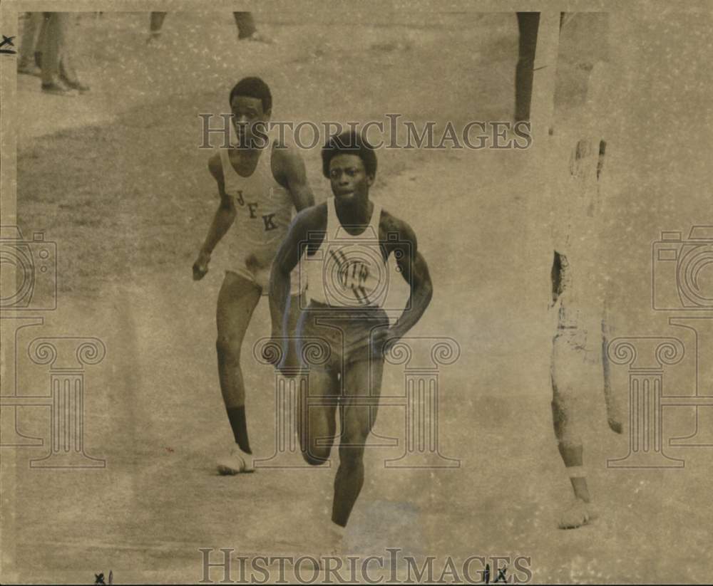 1971 Press Photo Joe Sincere in 100-yard dash race at Hoss Memtsas Stadium- Historic Images