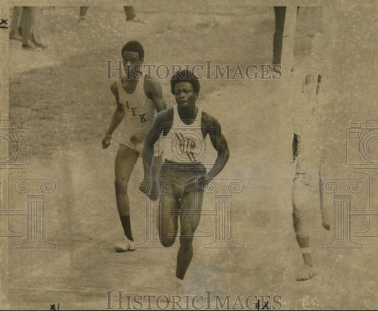 1971 Press Photo Joe Sincere in 100-yard dash race at Hoss Memtsas Stadium- Historic Images