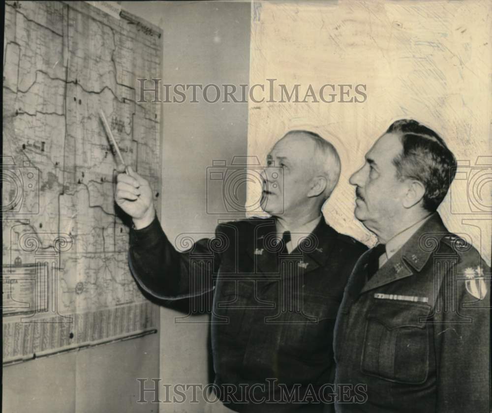 1949 Press Photo General Lewis Pick briefs General Wheeler on Nebraska blizzard