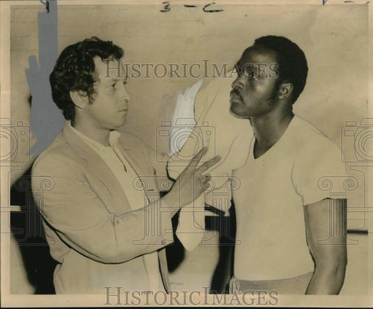 1969 Press Photo Manager Jay Shaw wipes off Joe Shaw, Boxer at Arnona's Gym- Historic Images