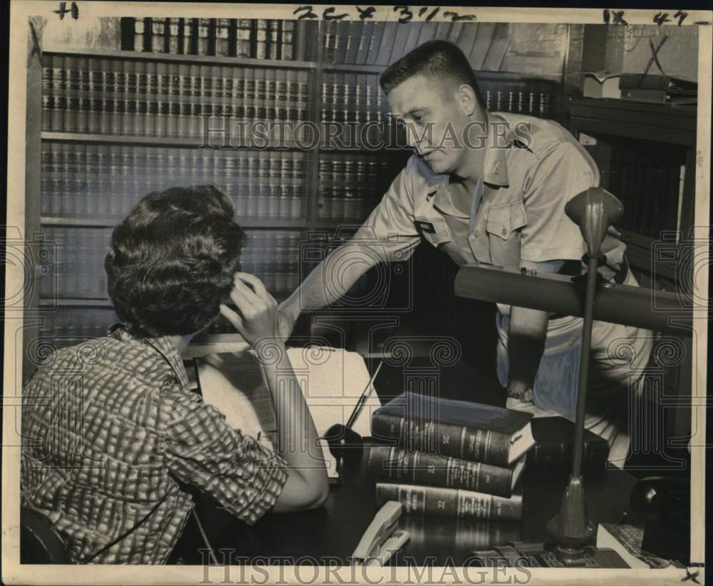 1960 Press Photo Attorney Lt. Thomas Woods advises Corps' personnel dependent