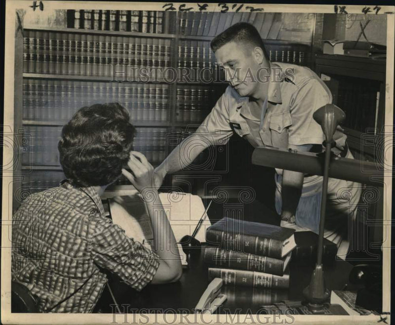 Load image into Gallery viewer, 1960 Press Photo Attorney Lt. Thomas Woods advises Corps' personnel dependent

