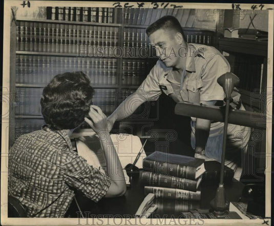1960 Press Photo Attorney Lt. Thomas Woods advises Corps' personnel dependent
