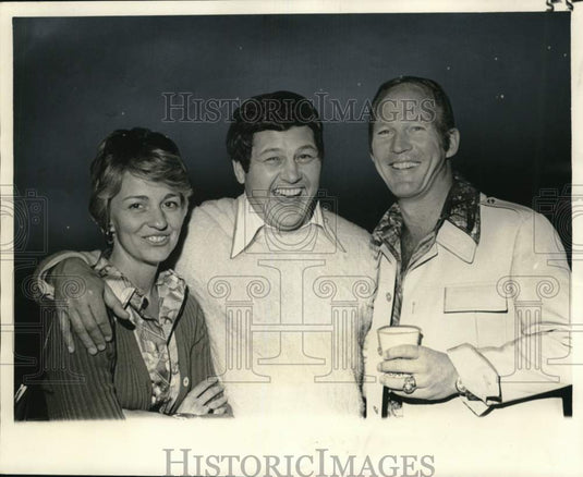 1975 Press Photo Former football players Dave Whitsell and Tom Matte and wife- Historic Images