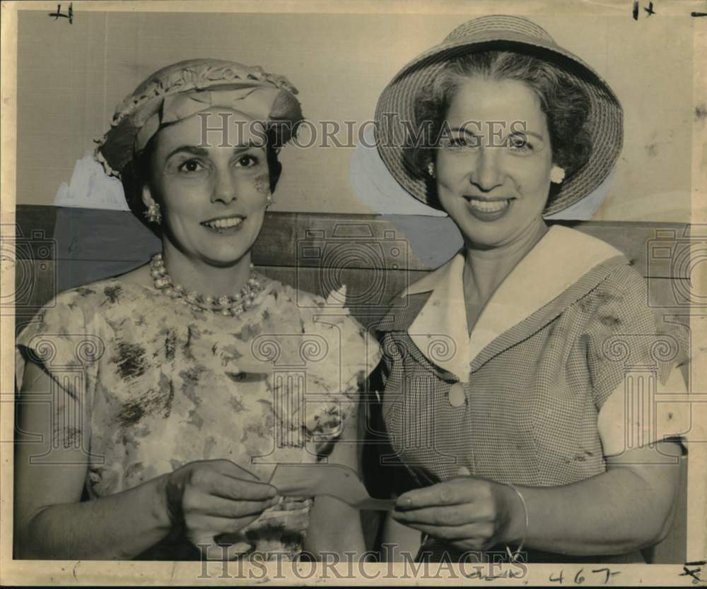 1960 Press Photo Mrs. Vic Vybiral with Mrs. Thersa Mahaffey at Check Ceremony