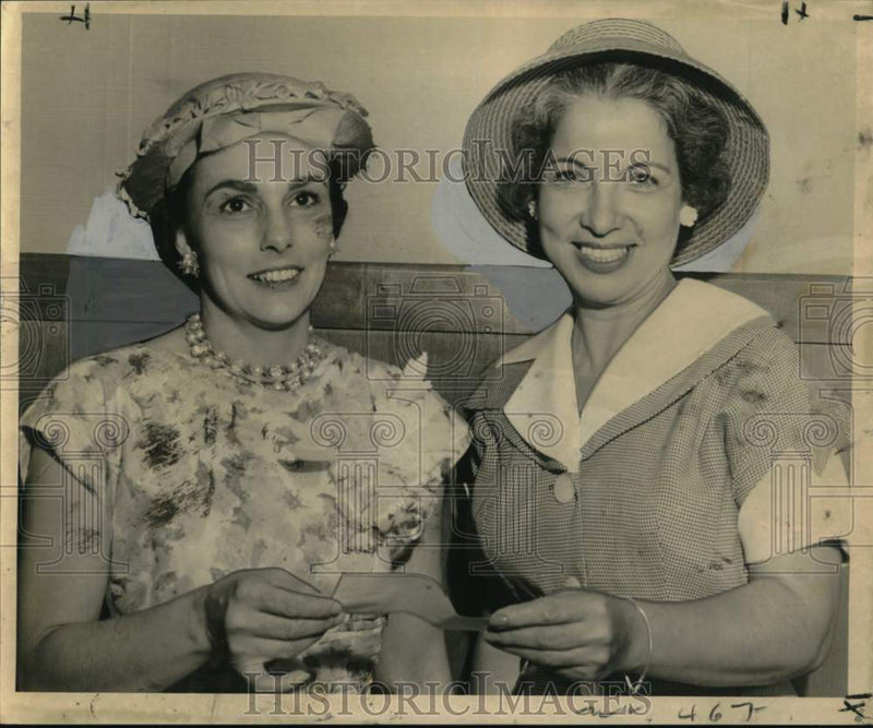 Load image into Gallery viewer, 1960 Press Photo Mrs. Vic Vybiral with Mrs. Thersa Mahaffey at Check Ceremony
