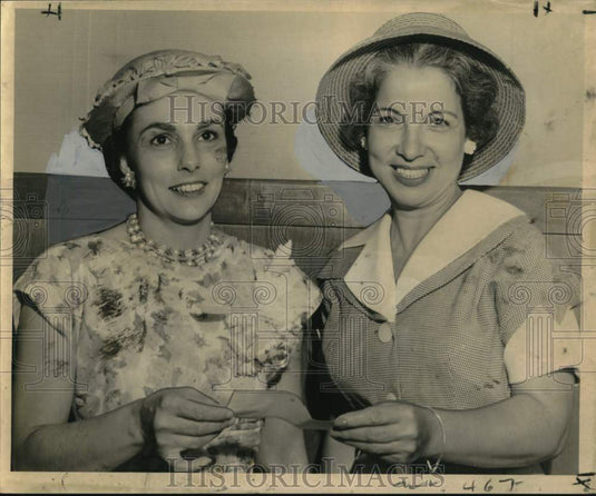 1960 Press Photo Mrs. Vic Vybiral with Mrs. Thersa Mahaffey at Check Ceremony
