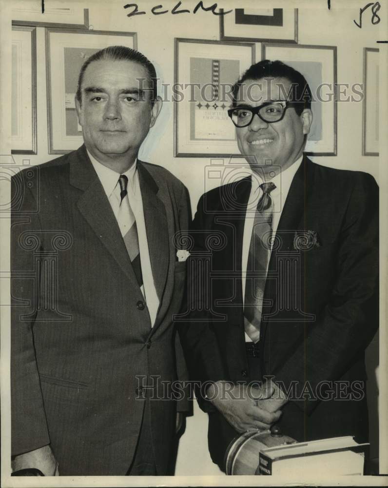 Load image into Gallery viewer, 1968 Press Photo Mario Toso discusses wines from New Orleans with Noel Vargas
