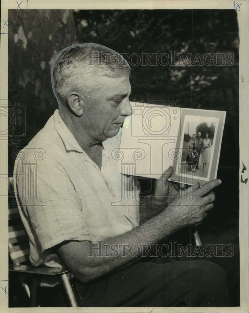 1963 Press Photo Weaver Vercher of 108 Dodge Street mourns the death of his wife
