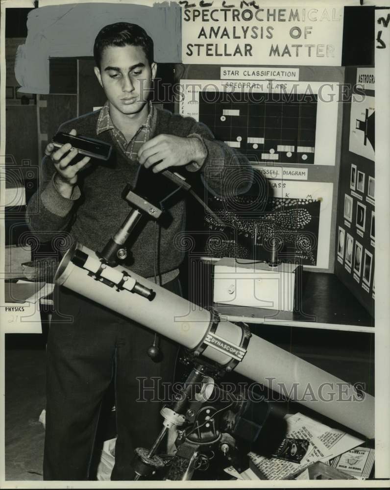 Load image into Gallery viewer, 1962 Press Photo Stuart Wood prepares his science exhibit at Tulane University
