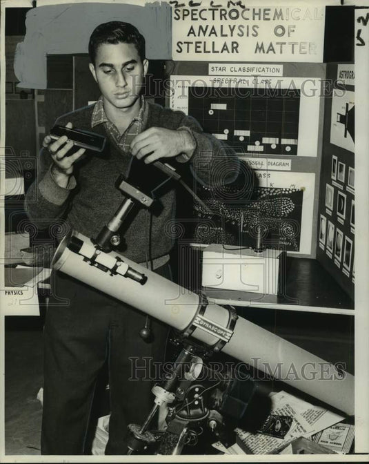 1962 Press Photo Stuart Wood prepares his science exhibit at Tulane University