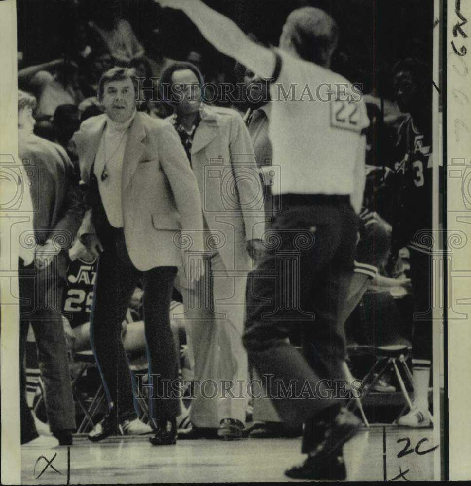 1975 Press Photo Jazz Butch van Breda Kolff waved out of Basketball Game- Historic Images