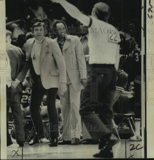 1975 Press Photo Jazz Butch van Breda Kolff waved out of Basketball Game- Historic Images