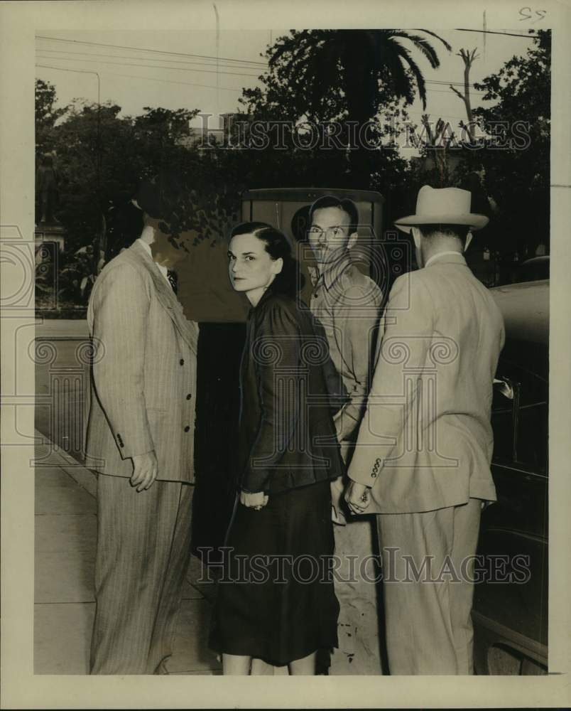 1952 Press Photo FBI agents arrested James Vanlandingham and wife at Gentilly- Historic Images