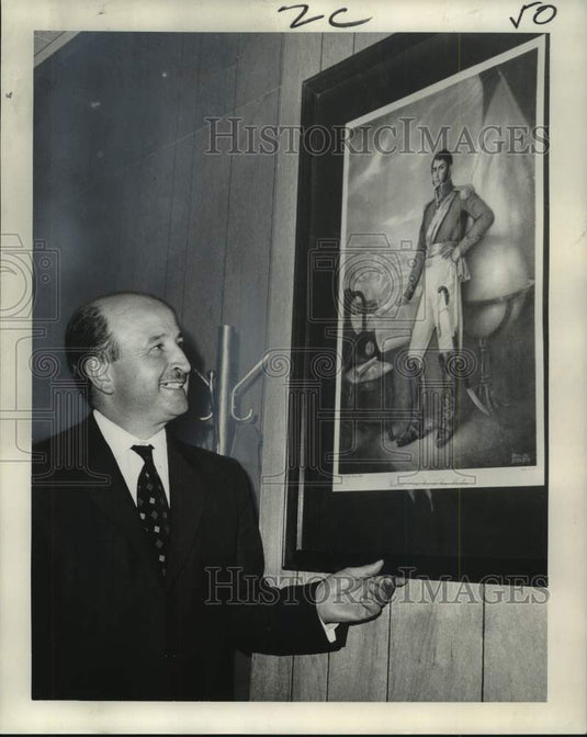 1965 Press Photo Rafael Vazquez, Argentine Consul General, displays Painting