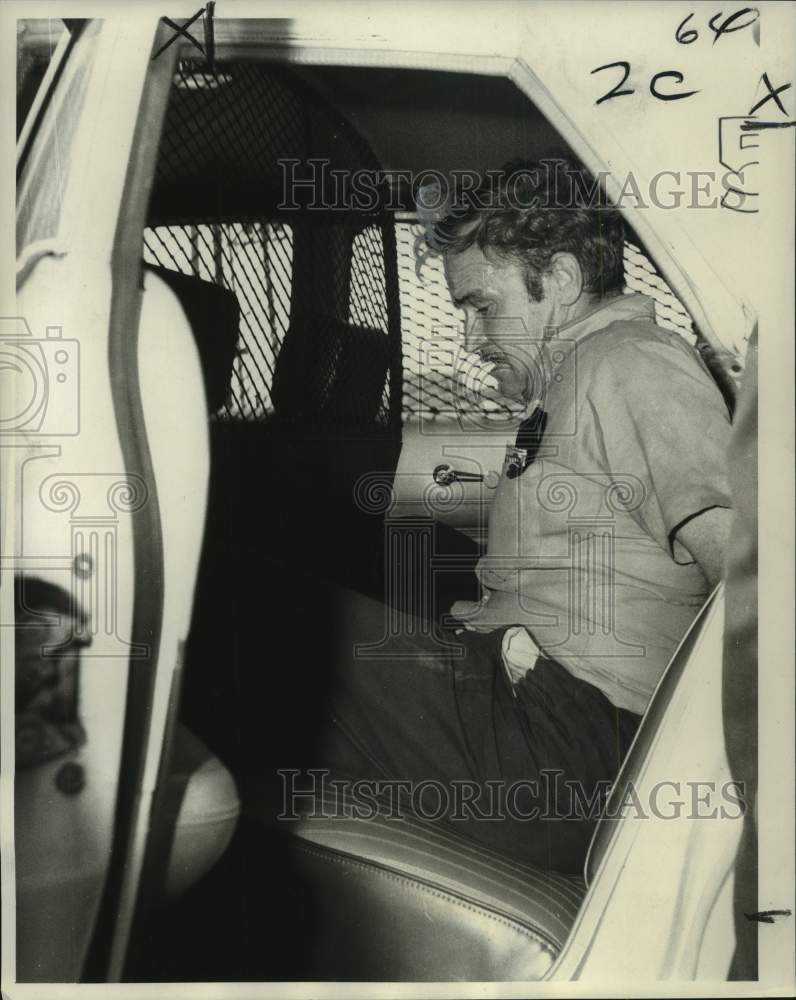 1968 Press Photo Hayward Veal sits in a Police Car after Bank Robbery Arrest- Historic Images