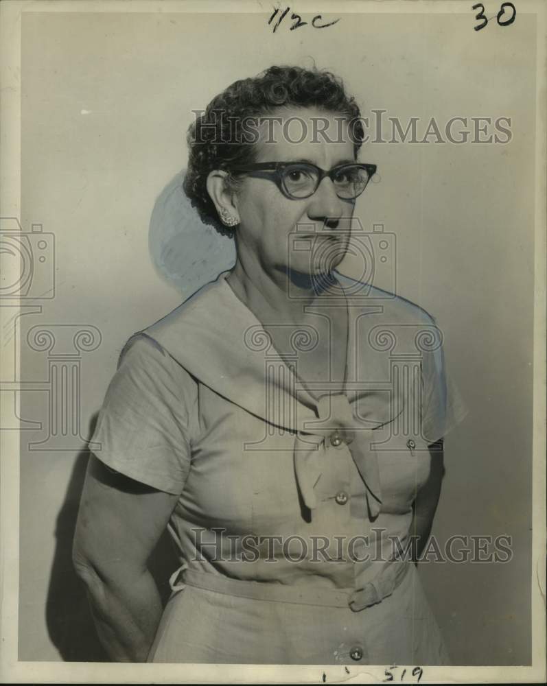 1960 Press Photo Mrs. Frances Vegas, le petit chapeau of the St. Bernard Salon