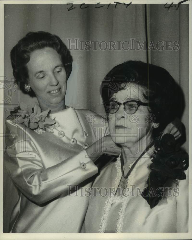 Load image into Gallery viewer, 1969 Press Photo Gerd Kalveness bestows Medallion to Mrs. Mary G. Warren
