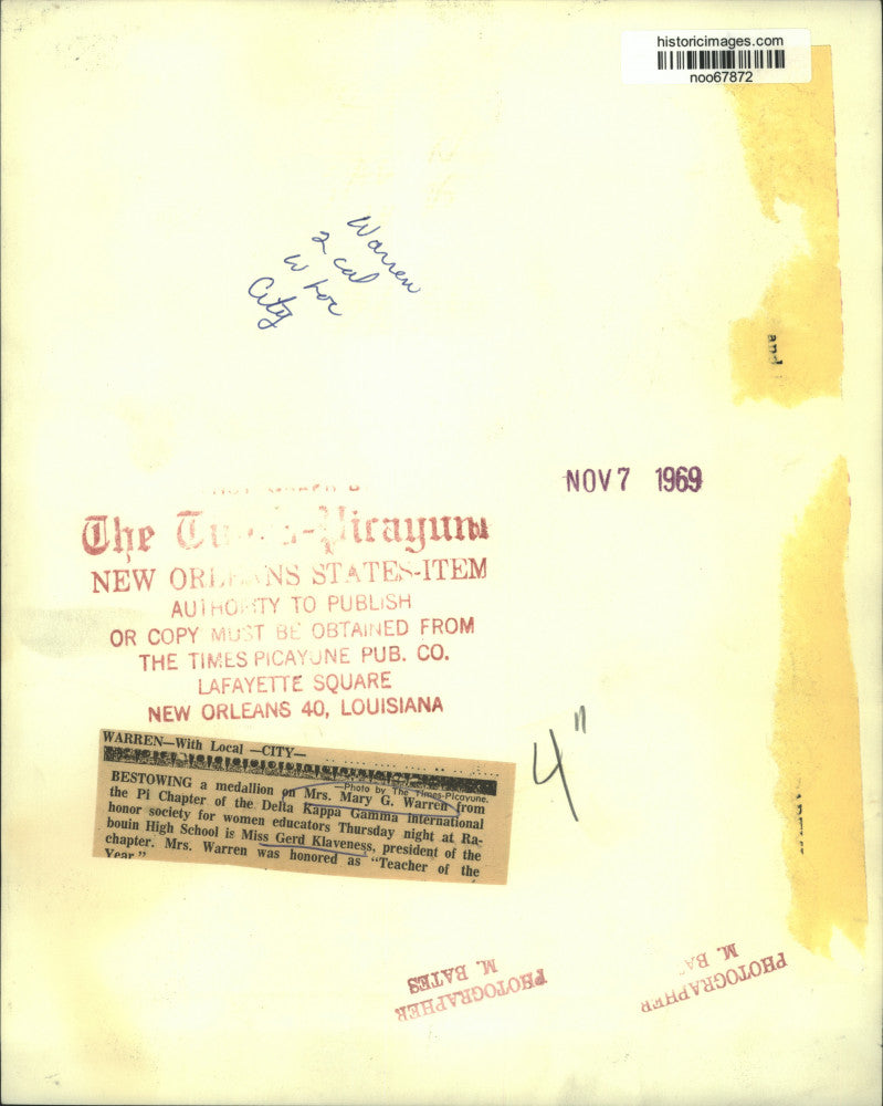 1969 Press Photo Gerd Kalveness bestows Medallion to Mrs. Mary G. Warren