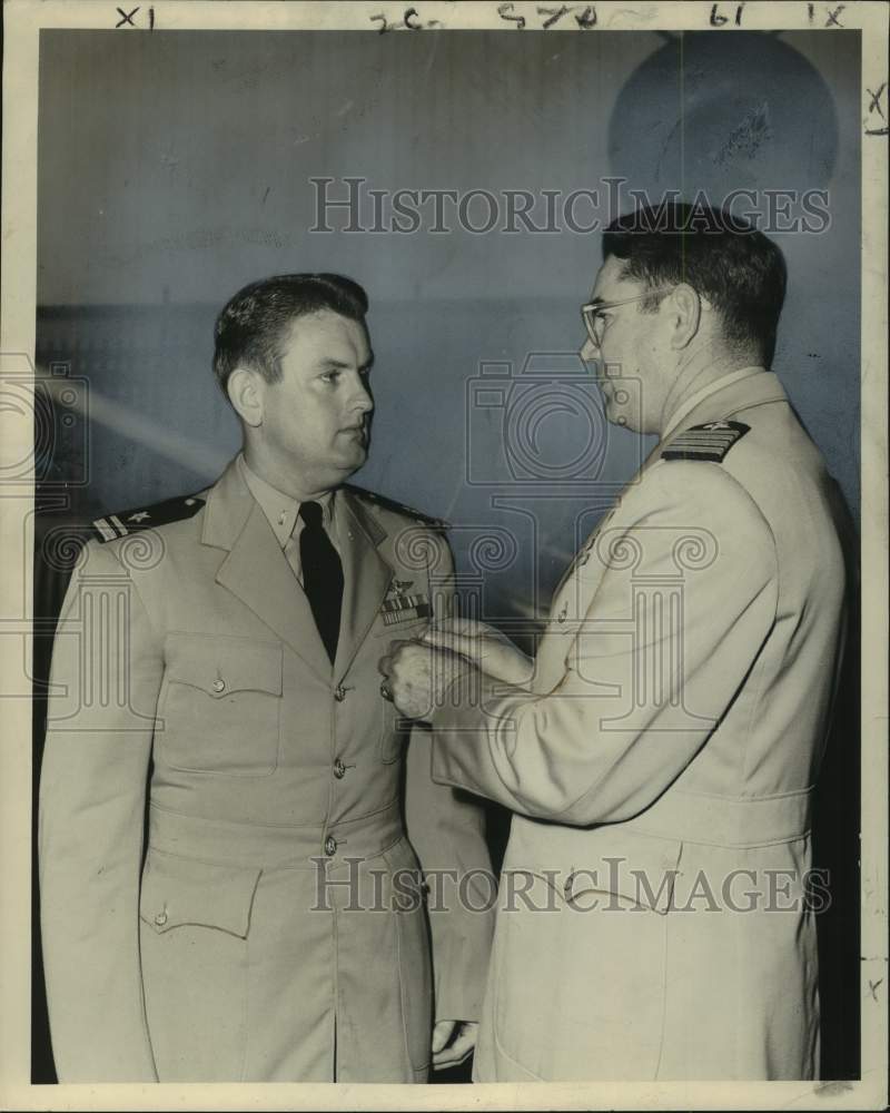 1949 Press Photo Captain Edward Eves awards Lt. (J.G.) Wilbur Warlick at Event