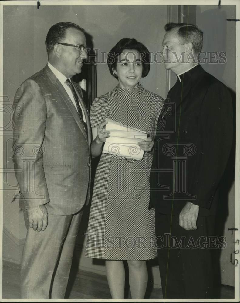 Load image into Gallery viewer, 1968 Press Photo Speakers at Council of Catholic School Cooperative Clubs Event
