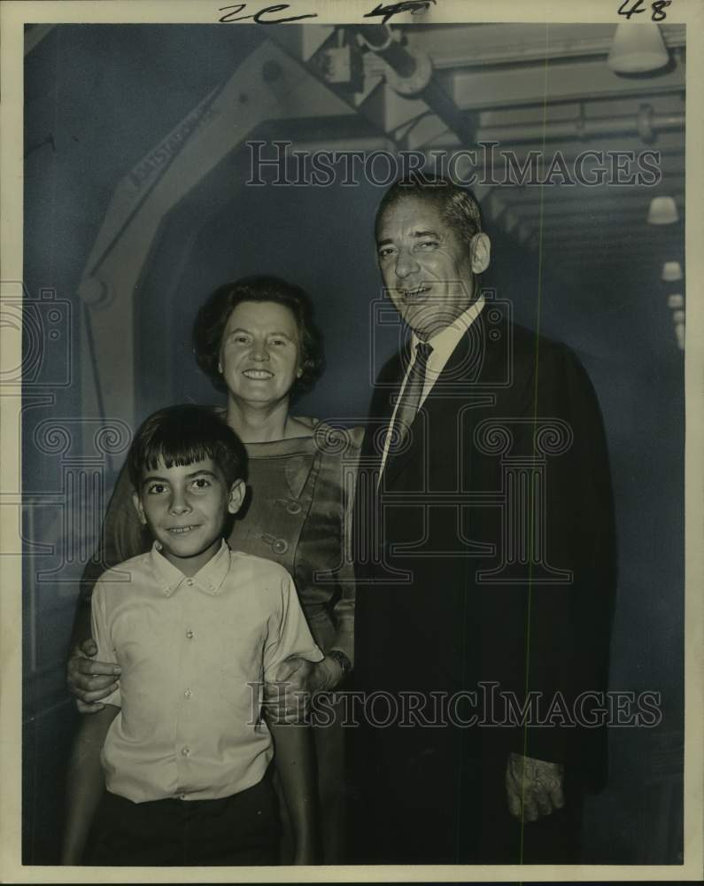 Load image into Gallery viewer, 1965 Press Photo Mr. &amp; Mrs. Sybren Van Der Pol &amp; Son, Sybren, on S.S. Rotterdam
